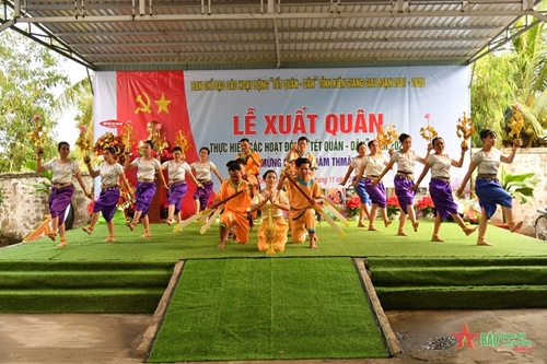 View - 	Troops and people in Kien Giang celebrate Chol Chnam Thmay festival